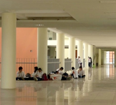 Học sinh trường “xịn” nhất Hà Nội nghỉ trưa giữa hành lang - 2 Học sinh trường “xịn” nhất Hà Nội nghỉ trưa giữa hành lang - 2