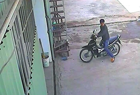 Hà Nội: Video phá khoá trộm xe máy trước cổng công ty thép - 1 Hà Nội: Video phá khoá trộm xe máy trước cổng công ty thép - 1