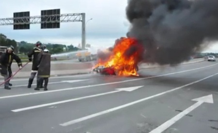 Thêm một vụ cháy xe Ferrari 458 Italia - 5 Thêm một vụ cháy xe Ferrari 458 Italia - 5