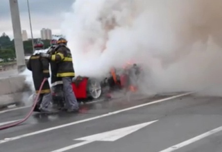 Thêm một vụ cháy xe Ferrari 458 Italia - 7 Thêm một vụ cháy xe Ferrari 458 Italia - 7