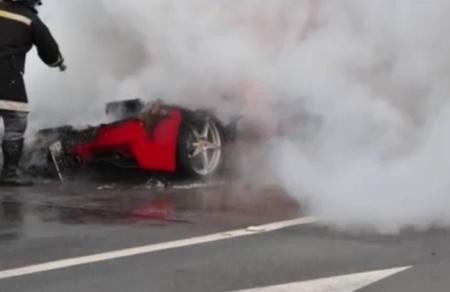 Thêm một vụ cháy xe Ferrari 458 Italia - 8 Thêm một vụ cháy xe Ferrari 458 Italia - 8