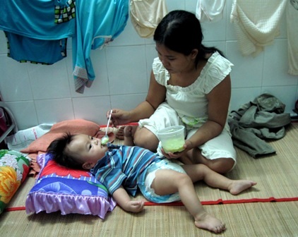 Thương cảnh cháu bé bị di chứng xuất huyết não - 2