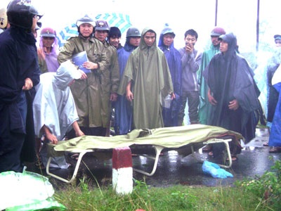 Hai mẹ con chết thảm vì băng qua đường sắt  - 1