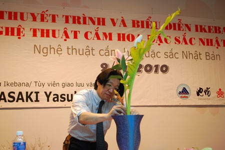 "Hút hồn" nghệ thuật cắm hoa Ikebana - 1 "Hút hồn" nghệ thuật cắm hoa Ikebana - 1