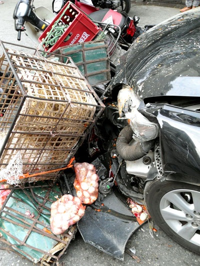 Hà Nội: Xế hộp “làm loạn” trên phố Huỳnh Thúc Kháng - 3 Hà Nội: Xế hộp “làm loạn” trên phố Huỳnh Thúc Kháng - 3