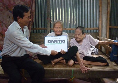 “Hai cụ già bệnh tật” tiếp tục nhận quà của bạn đọc - 1 “Hai cụ già bệnh tật” tiếp tục nhận quà của bạn đọc - 1