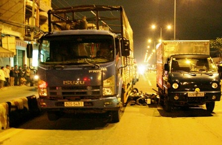 Đi xe máy kẹp 4 “húc” ô tô: Nạn nhân thứ 4 đã tử vong - 2 Đi xe máy kẹp 4 “húc” ô tô: Nạn nhân thứ 4 đã tử vong - 2