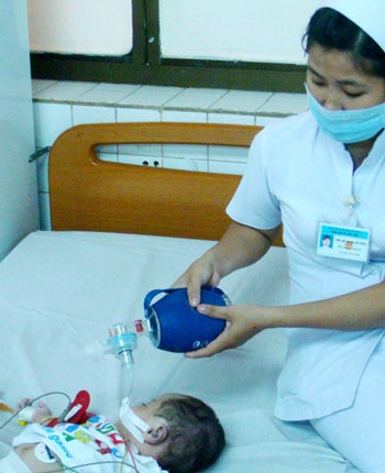Bị cha ném, con 2 tháng tuổi tử vong - 1 Bị cha ném, con 2 tháng tuổi tử vong - 1