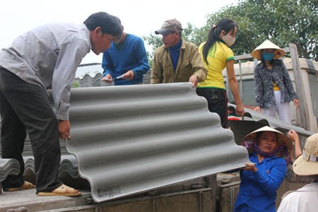 Hiệp hội tấm lợp giúp dân sửa nhà sau lũ - 1
