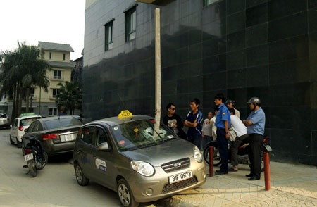 Hà Nội: Thép hộp 5m chọc thủng taxi, tài xế "hút chết" - 1 Hà Nội: Thép hộp 5m chọc thủng taxi, tài xế "hút chết" - 1