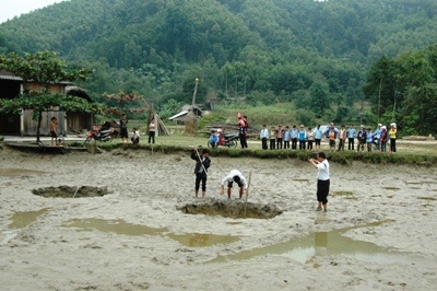 Dân hoang mang sau vụ hố sâu nuốt chửng ao cá - 3