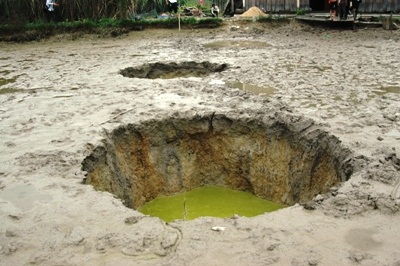 Dân hoang mang sau vụ hố sâu nuốt chửng ao cá - 6