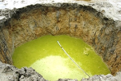 Dân hoang mang sau vụ hố sâu nuốt chửng ao cá - 1