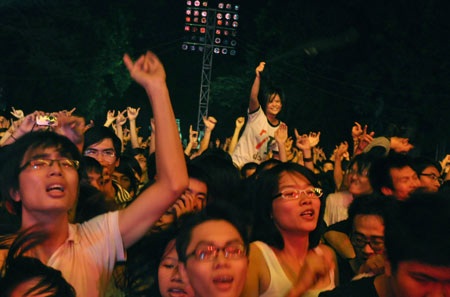 Teen Hà thành lại cuồng nhiệt với “bão” rock - 9 Teen Hà thành lại cuồng nhiệt với “bão” rock - 9