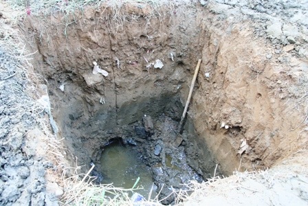 Hàng trăm người tụ tập xem nhà ngoại cảm tìm mộ liệt sĩ - 4 Hàng trăm người tụ tập xem nhà ngoại cảm tìm mộ liệt sĩ - 4