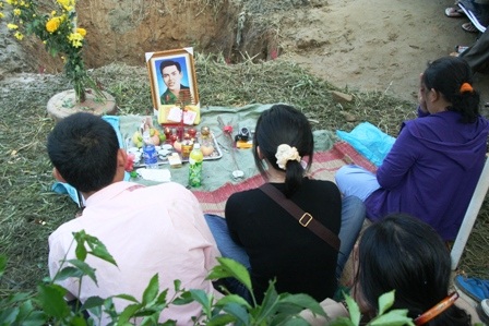 Hàng trăm người tụ tập xem nhà ngoại cảm tìm mộ liệt sĩ - 3 Hàng trăm người tụ tập xem nhà ngoại cảm tìm mộ liệt sĩ - 3