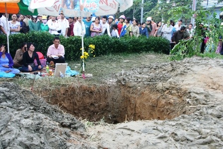 Hàng trăm người tụ tập xem nhà ngoại cảm tìm mộ liệt sĩ - 2 Hàng trăm người tụ tập xem nhà ngoại cảm tìm mộ liệt sĩ - 2