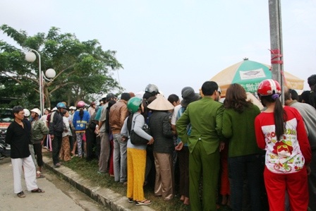 Hàng trăm người tụ tập xem nhà ngoại cảm tìm mộ liệt sĩ - 1 Hàng trăm người tụ tập xem nhà ngoại cảm tìm mộ liệt sĩ - 1
