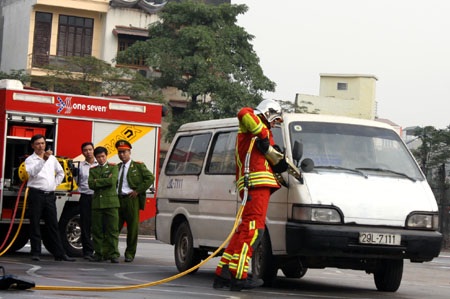 Cận cảnh phương pháp chữa cháy mới hiệu quả cao - 8 Cận cảnh phương pháp chữa cháy mới hiệu quả cao - 8