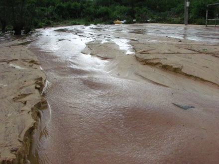 Lũ cát chưa từng có “đổ bộ” vùi lấp thôn xóm - 2