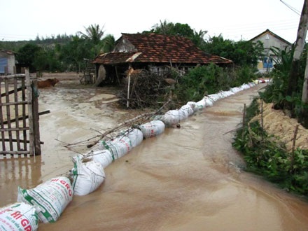 Lũ cát chưa từng có “đổ bộ” vùi lấp thôn xóm - 3