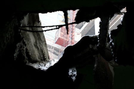 Ba mẹ con suýt bị bê tông tươi chôn sống - 4