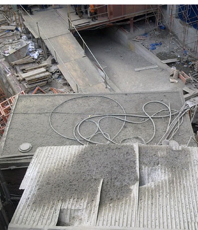 Ba mẹ con suýt bị bê tông tươi chôn sống - 2