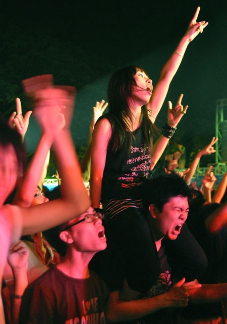 Teen Hà thành lại cuồng nhiệt với “bão” rock - 8 Teen Hà thành lại cuồng nhiệt với “bão” rock - 8