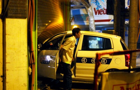 Hà Nội: Hai xe taxi húc nhau giữa đêm - 3
