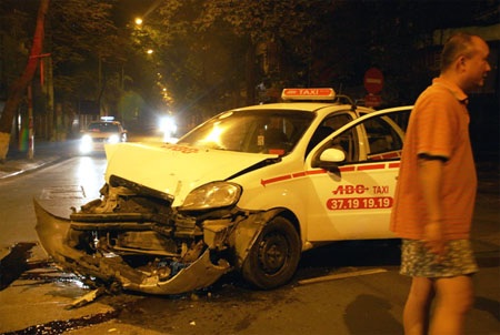 Hà Nội: Hai xe taxi húc nhau giữa đêm - 4