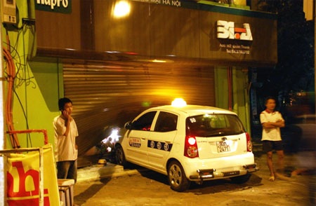 Hà Nội: Hai xe taxi húc nhau giữa đêm - 2