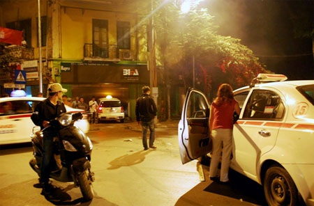 Hà Nội: Hai xe taxi húc nhau giữa đêm - 1