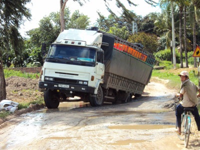Lại thêm xe tải sụp hố voi - 1