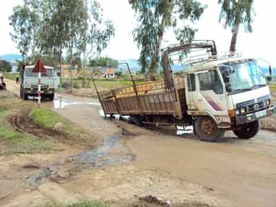 Lại thêm xe tải sụp hố voi - 2