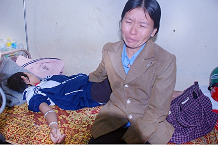 Đánh ghen, một nhóm người cắt tóc, xé áo làm nhục nữ sinh - 1 Đánh ghen, một nhóm người cắt tóc, xé áo làm nhục nữ sinh - 1