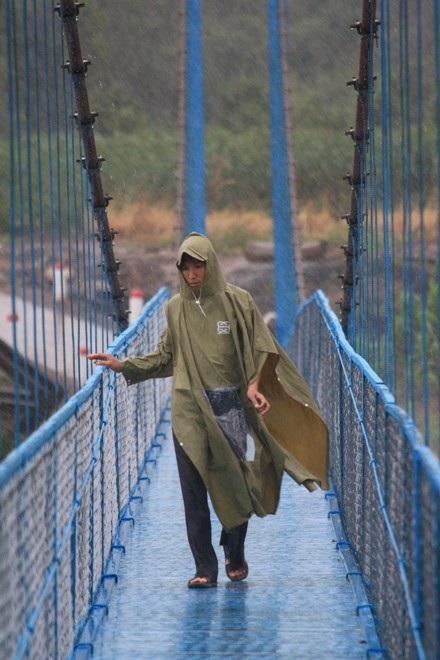 Hối hả chuẩn bị khánh thành cầu Khuyến học & Dân trí bắc qua sông Pô Kô  - 1