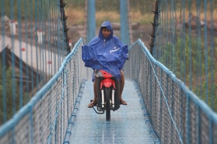 Hối hả chuẩn bị khánh thành cầu Khuyến học & Dân trí bắc qua sông Pô Kô  - 2