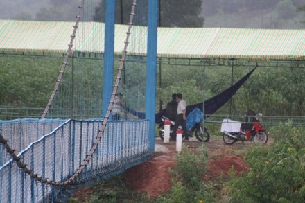 Hối hả chuẩn bị khánh thành cầu Khuyến học & Dân trí bắc qua sông Pô Kô  - 3