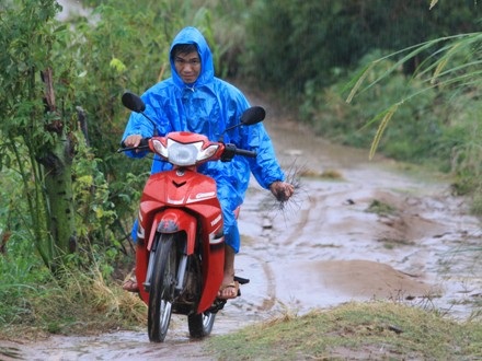 Hối hả chuẩn bị khánh thành cầu Khuyến học & Dân trí bắc qua sông Pô Kô  - 4