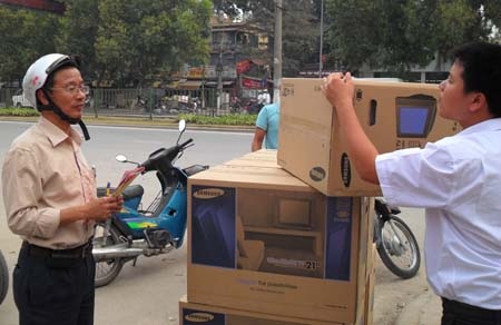 Người Hà Nội đổ xô đi mua hàng khuyến mại - 7