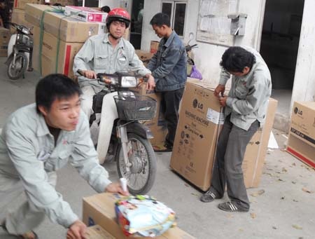 Người Hà Nội đổ xô đi mua hàng khuyến mại - 9