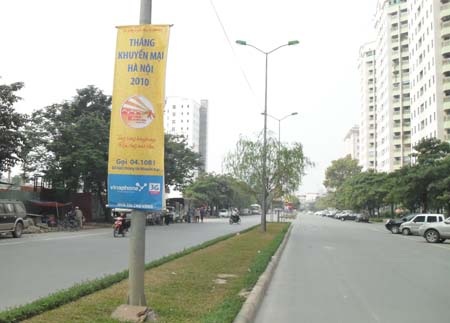 Người Hà Nội đổ xô đi mua hàng khuyến mại - 10