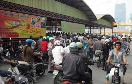 Người Hà Nội đổ xô đi mua hàng khuyến mại - 2