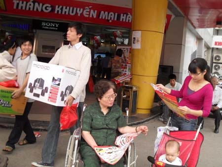 Người Hà Nội đổ xô đi mua hàng khuyến mại - 3