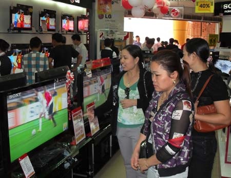 Người Hà Nội đổ xô đi mua hàng khuyến mại - 4