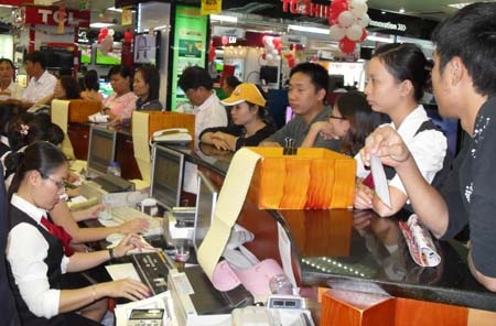 Người Hà Nội đổ xô đi mua hàng khuyến mại - 5