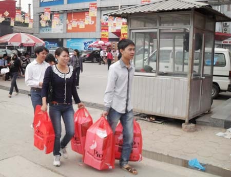 Người Hà Nội đổ xô đi mua hàng khuyến mại - 6