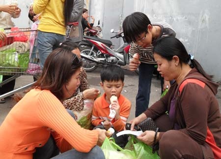 Người Hà Nội đổ xô đi mua hàng khuyến mại - 8