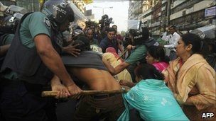 Bangladesh hỗn loạn vì tổng đình công - 2 Bangladesh hỗn loạn vì tổng đình công - 2