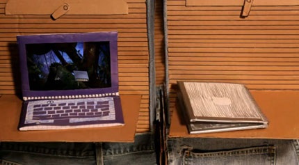 Microsoft lại tung video “xỏ xiên” Apple - 1 Microsoft lại tung video “xỏ xiên” Apple - 1